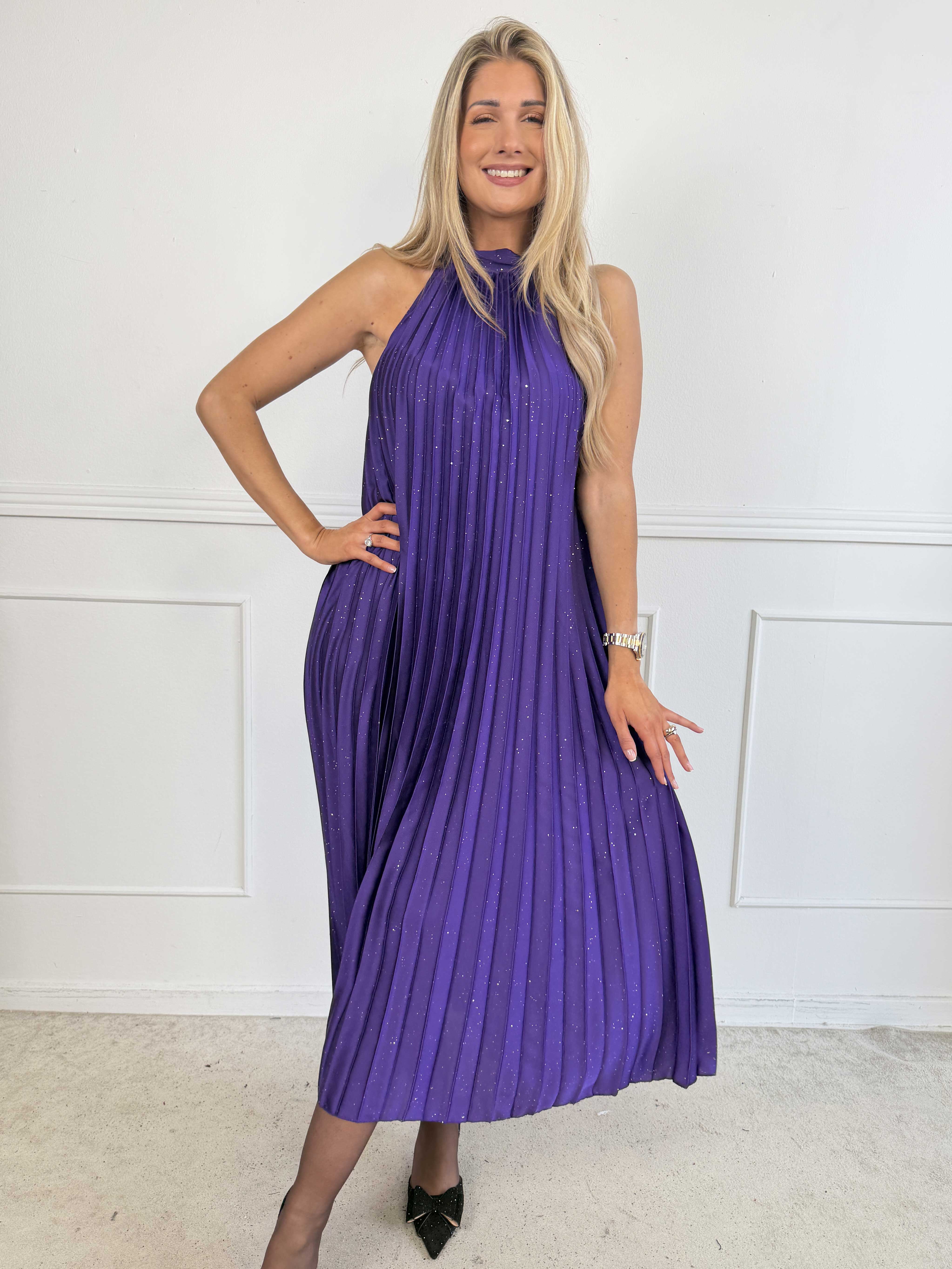 Madison Glitter - Lång plisserad klänning i plus size med fina glitterdetaljer och rosett i nacken